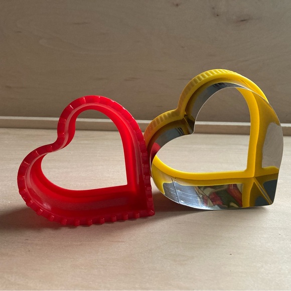Heart Sandwich Cutter and Sealer for Kids 2PC Decruster Sandwich Maker - Picture 3 of 4